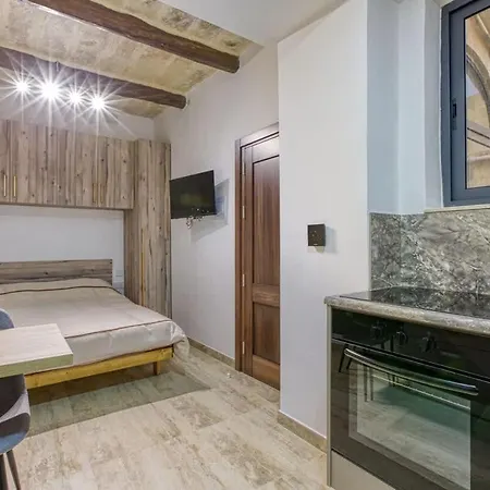 Modern Retreat Near City Square With Easy Transport Apartment Santa Vennera