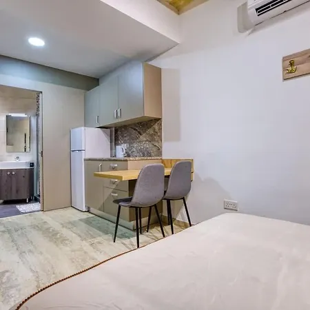 Modern Retreat Near City Square With Easy Transport Apartment *