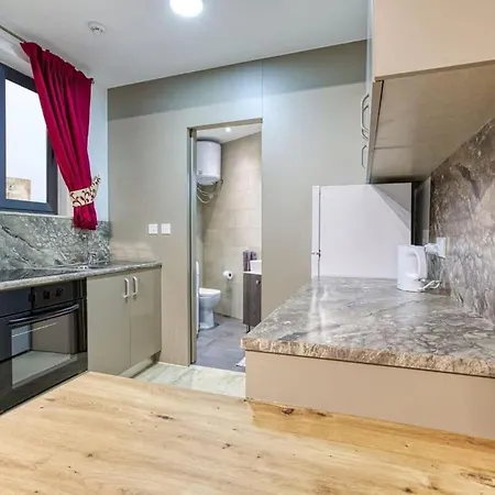 Modern Retreat Near City Square With Easy Transport * Santa Vennera