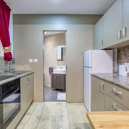 Modern Retreat Near City Square With Easy Transport * Santa Vennera