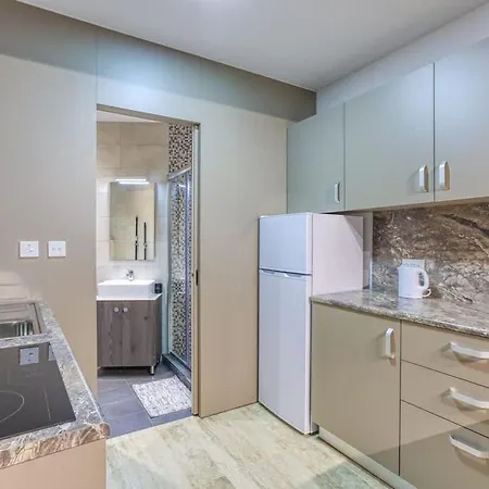 Modern Retreat Near City Square With Easy Transport Apartment