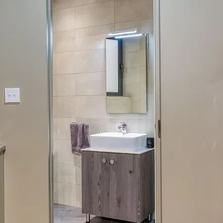 Modern Retreat Near City Square With Easy Transport Apartment Santa Vennera