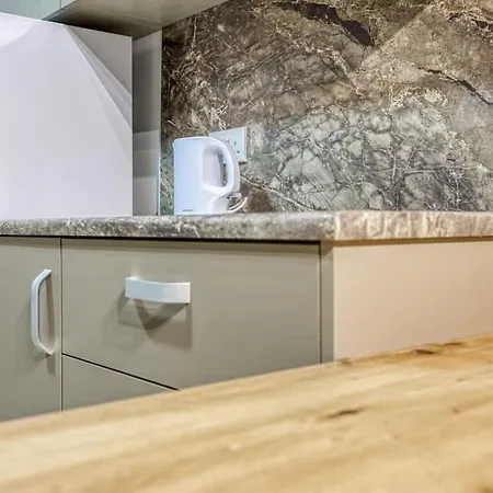 Modern Retreat Near City Square With Easy Transport Apartment