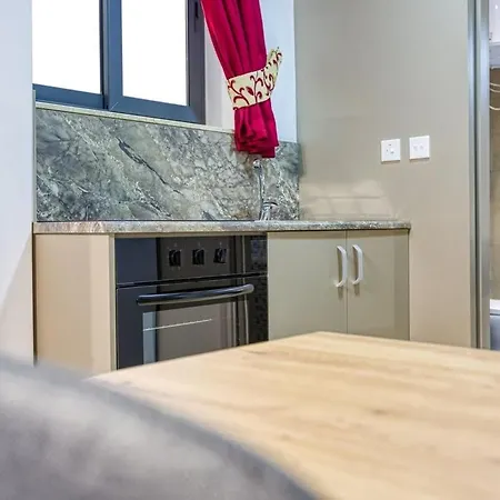 Modern Retreat Near City Square With Easy Transport Apartment Santa Vennera