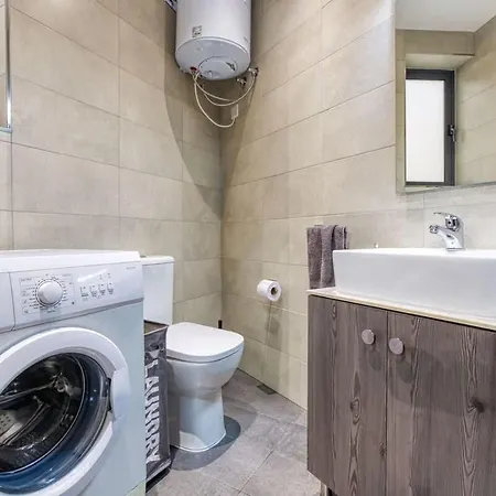 Modern Retreat Near City Square With Easy Transport