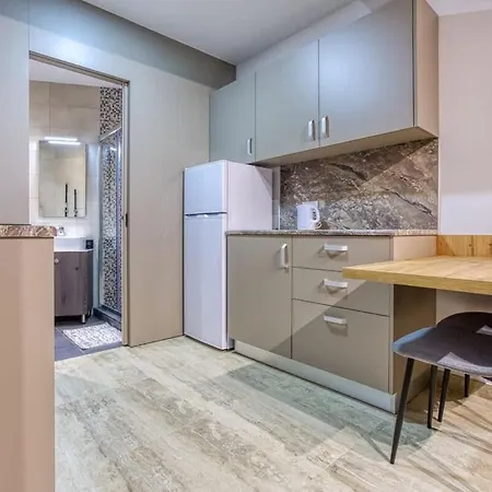 Modern Retreat Near City Square With Easy Transport Apartment
