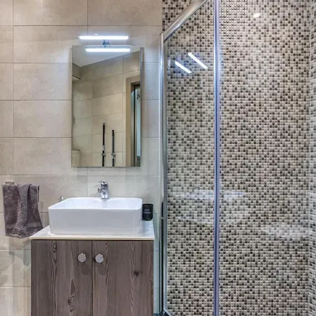 Apartment Modern Retreat Near City Square With Easy Transport