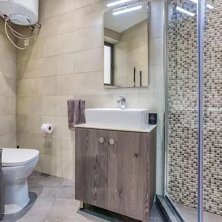 Modern Retreat Near City Square With Easy Transport Apartment